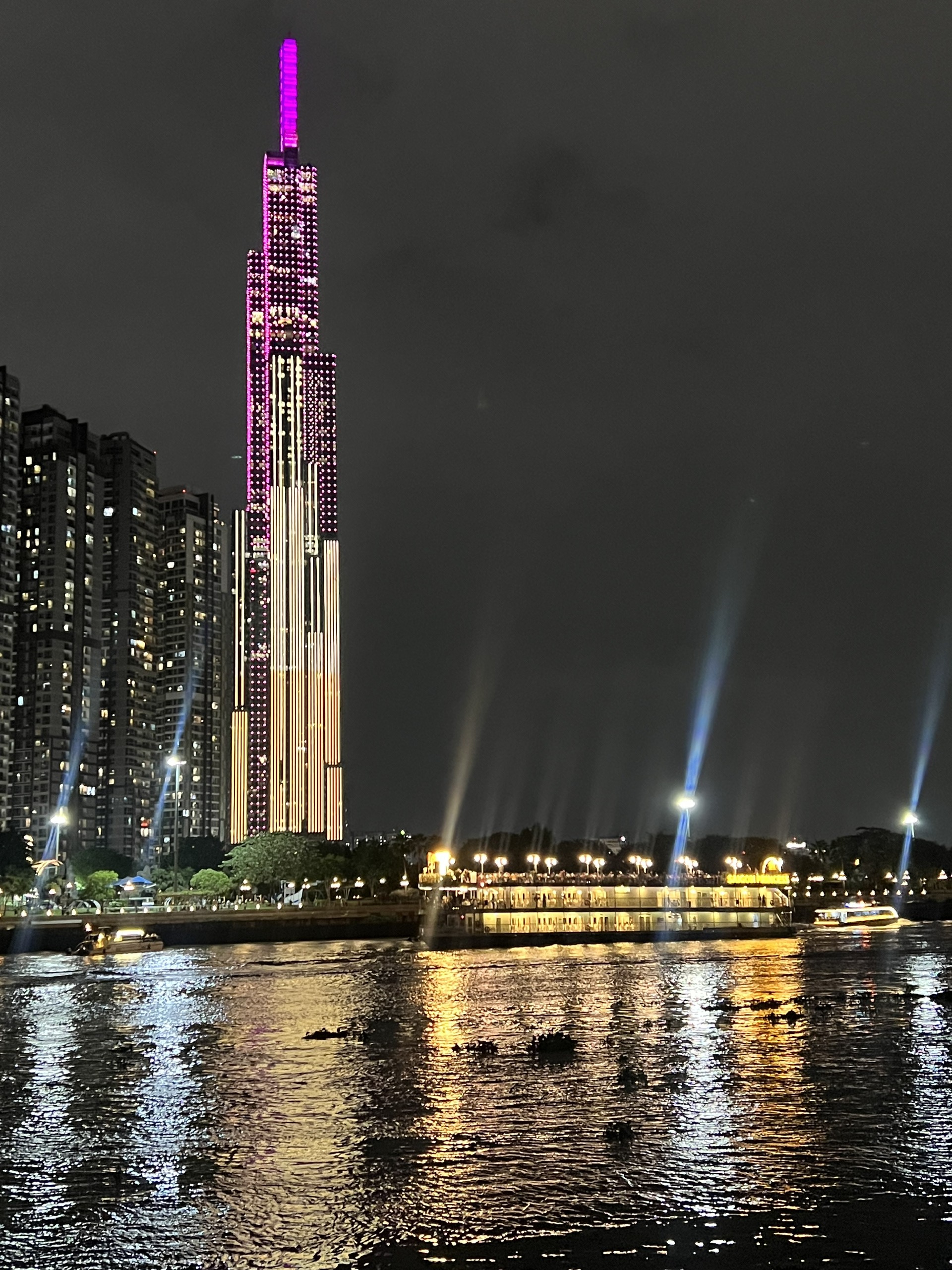 thi cong he thong chieu sang mat ngoai toa nha landmark 81